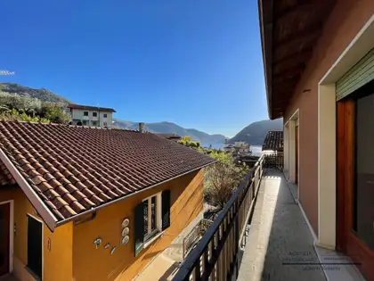 Quadrilocale vista lago in vendita a Sale Marasino