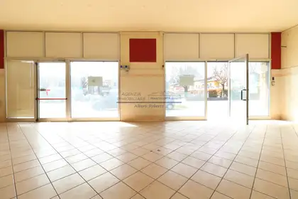 Negozio/locale commerciale in vendita a Passirano
